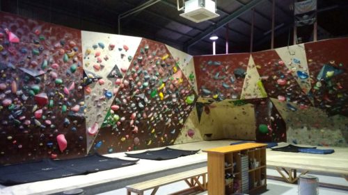 山口県のクライミング施設「クライミングジム LABO(ラボ） 下松店」